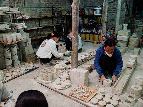 aldea en los alrededores de hanoi dedicada a la cerámica