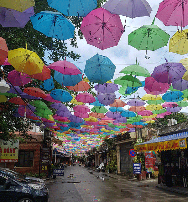 calle de los paraguas en hanoi